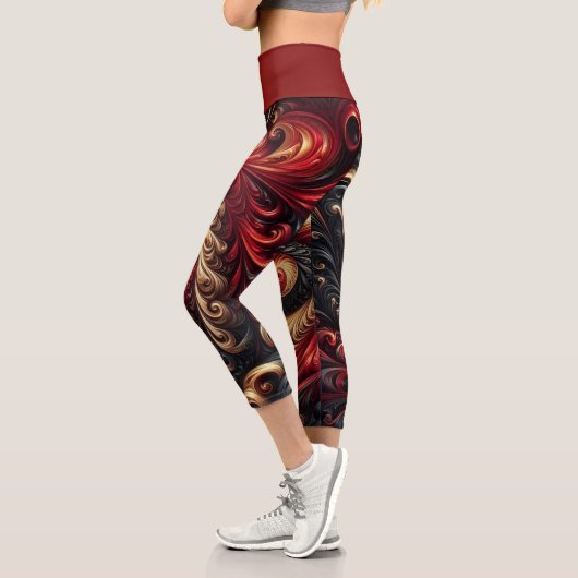 Abstraktes, modernes Rot, Schwarz und Gold Capri Leggings (Links)