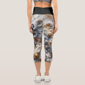 Abstraktes, modernes Swirbelgold, Schwarz und Weiß Capri Leggings (Rückseite)