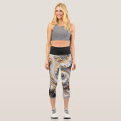 Abstraktes, modernes Swirbelgold, Schwarz und Weiß Capri Leggings (Vorderseite)
