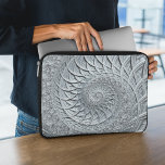 Abstraktes monochromes hellgraues Fraktal Laptopschutzhülle<br><div class="desc">Dieser monochrome Laptop-Ärmel verfügt über ein abstraktes Fraktal Design in hellgrau und schwarz.</div>