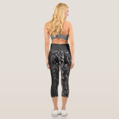 abstraktes Monogramm Schwarz-weißer Damaskus Capri Leggings (Rückseite)