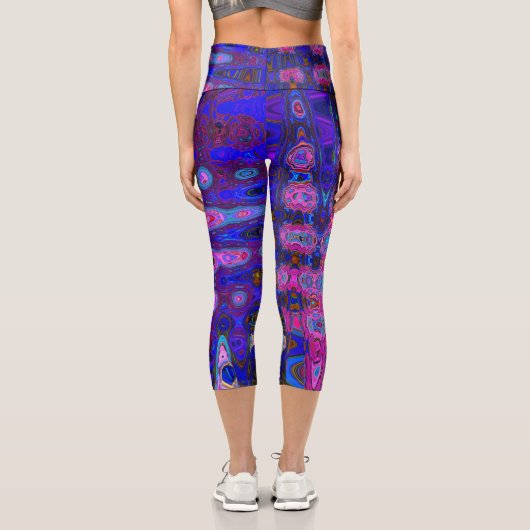 Abstraktes Mosaik-Rosa und blaues Wavy-Retro Capri Leggings (Rückseite)