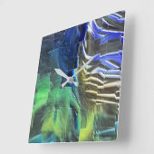 Abstraktes Mosaik zeichnend leicht geschnitzt und  Quadratische Wanduhr (Winkel)