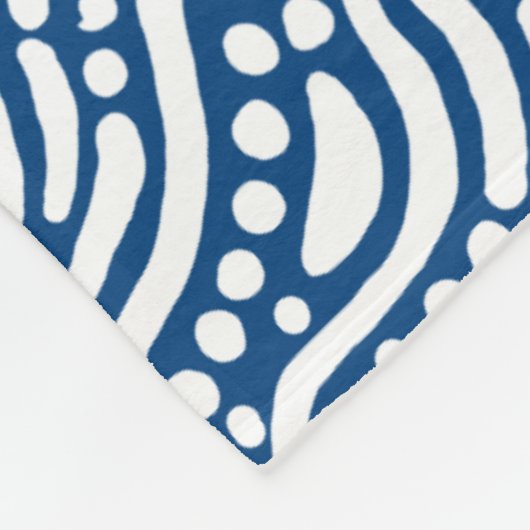 Abstraktes Muster 110523 - Weiß auf Shibori Blue Fleecedecke (Ecke)
