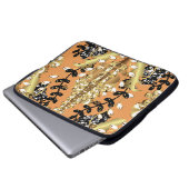 abstraktes Muster auf orangegelbem Hintergrund mit Laptopschutzhülle (Vorne Knopf)