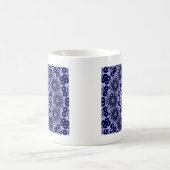 Abstraktes Muster in Blau und Weiß Kaffeetasse (Mittel)