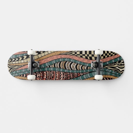 Abstraktes Muster in der ethnischen Art Skateboard (Horizontal)