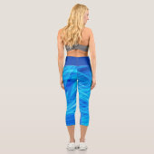 Abstraktes Muster in wirbelfarbenem Blau Capri Leggings (Rückseite)
