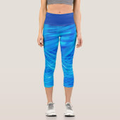 Abstraktes Muster in wirbelfarbenem Blau Capri Leggings (Vorderseite)