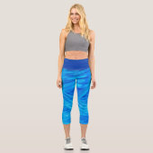Abstraktes Muster in wirbelfarbenem Blau Capri Leggings (Vorderseite)