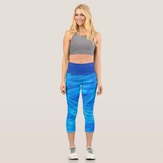 Abstraktes Muster in wirbelfarbenem Blau Capri Leggings (Vorderseite)