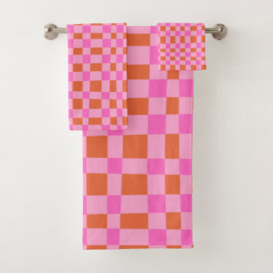 Abstraktes Muster karierter Formen in Rosa Badhandtuch Set