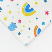 Abstraktes Muster mit Bäumen und Regenbogen Fleecedecke (Ecke)
