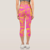 Abstraktes Muster Rosa Gelborange Capri Leggings (Rückseite)