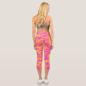 Abstraktes Muster Rosa Gelborange Capri Leggings (Rückseite)