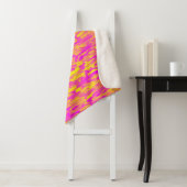 Abstraktes Muster Rosa Gelborange Sherpadecke (Beispiel)