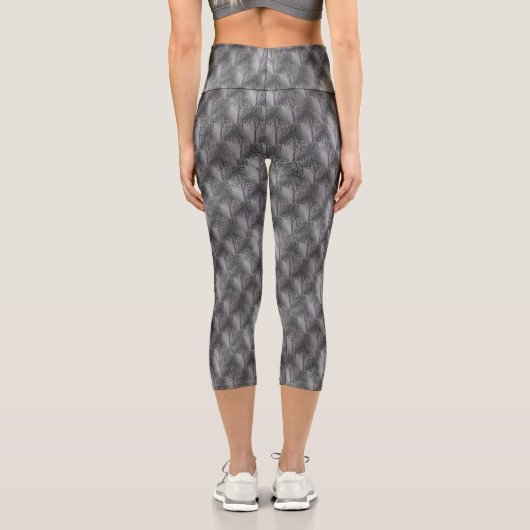 Abstraktes Muster von Grauen und Silberbaum Capri Leggings (Rückseite)