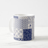 Abstraktes, nahtlos zartes Patchwork-Muster, dunke Kaffeetasse (Vorderseite Links)