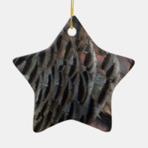 Abstraktes Naturdesign mit Wildtruthahnfedern Keramik Ornament