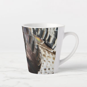 Abstraktes Naturdesign mit Wildtruthahnfedern Milchtasse