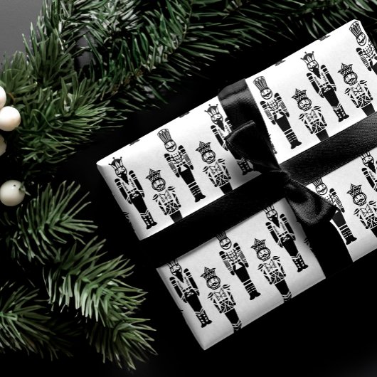 Abstraktes Nutcracker-Muster aus Schwarz und Weiß Geschenkpapier