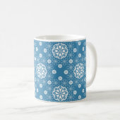 Abstraktes offenes Blumenmuster in Hellblau Kaffeetasse (VorderseiteRechts)