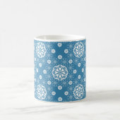 Abstraktes offenes Blumenmuster in Hellblau Kaffeetasse (Mittel)