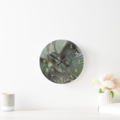 Abstraktes Olive Sage Green Grau Fraktal Art Fanta Runde Wanduhr (Zuhause)