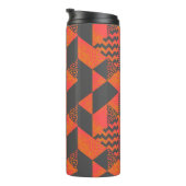 Abstraktes Orange-Graues Geometrisches Monogramm Thermosbecher (Nach rechts gedreht)