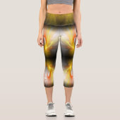 Abstraktes, orangefarbenes und schwarzes Fraktal Capri Leggings (Vorderseite)