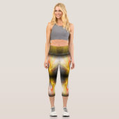 Abstraktes, orangefarbenes und schwarzes Fraktal Capri Leggings (Vorderseite)
