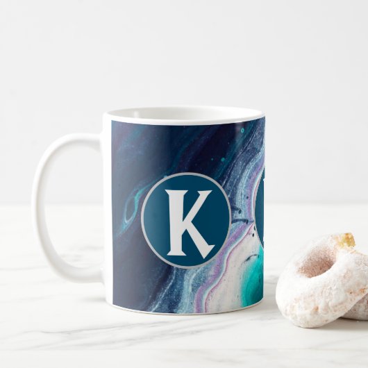 Abstraktes Ozean-Monogramm Kaffeetasse (Mit Donut)