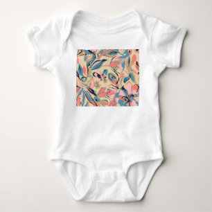 Abstraktes Patchwork: geometrische Blumencreme. Baby Strampler