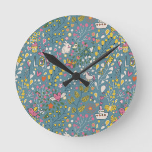 Abstraktes romantisches Muster mit Cartoon Runde Wanduhr