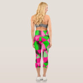 Abstraktes rosa und grünes Muster Capri Leggings (Rückseite)