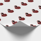 Abstraktes rotes Herz auf Packpapier (Ecke)