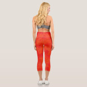 Abstraktes rotes Orangenmuster Capri Leggings (Rückseite)