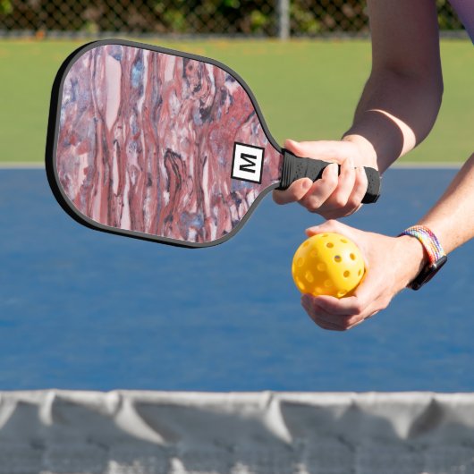 Abstraktes Rotmineralmuster mit anfänglichem Pickleball Schläger (InSitu)