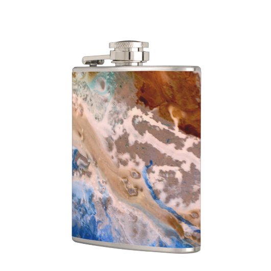 Abstraktes Sandstrandmuster mit Schaumwasser Flachmann (Links)