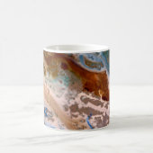Abstraktes Sandstrandmuster mit Schaumwasser Kaffeetasse (Mittel)