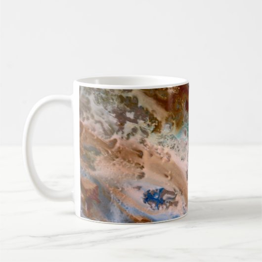 Abstraktes Sandstrandmuster mit Schaumwasser Kaffeetasse (Links)