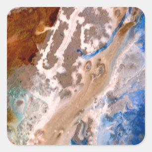 Abstraktes Sandstrandmuster mit Schaumwasser Quadratischer Aufkleber