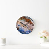Abstraktes Sandstrandmuster mit Schaumwasser Runde Wanduhr (Zuhause)