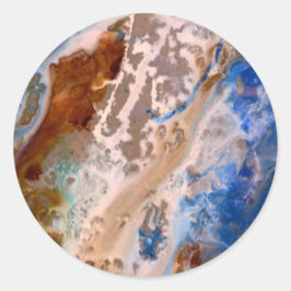 Abstraktes Sandstrandmuster mit Schaumwasser Runder Aufkleber