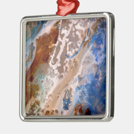 Abstraktes Sandstrandmuster mit Schaumwasser Silbernes Ornament (Links)