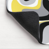 Abstraktes Schwarz-Gelb-Fluid Mousepad (Ecke)