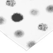 Abstraktes Schwarz-Weiß-Kreislauf-Muster Tischdecke (Schrägansicht)