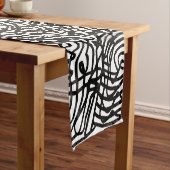 Abstraktes Schwarz-Weiß-Linienmuster Kurzer Tischläufer (Beispiel)