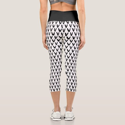 Abstraktes Schwarz-Weiß-Muster Capri Leggings (Rückseite)