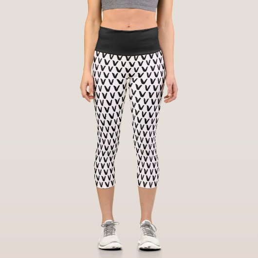 Abstraktes Schwarz-Weiß-Muster Capri Leggings (Vorderseite)